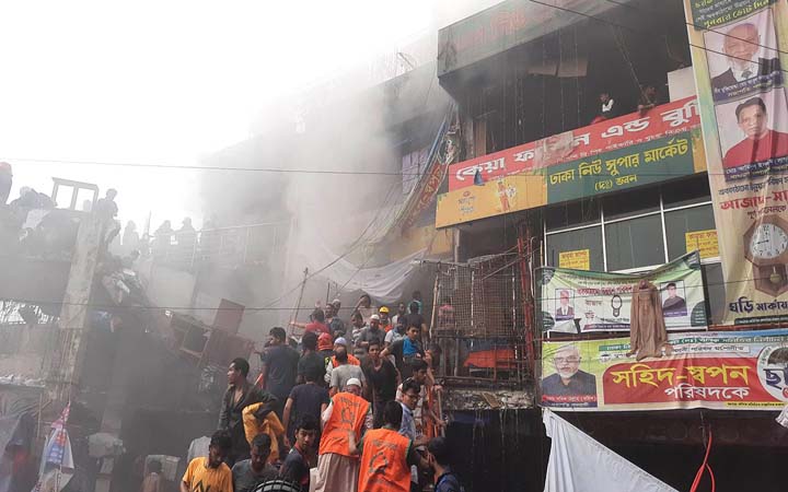 নিউ সুপার মার্কেটের আগুন সম্পূর্ণ নির্বাপণ : ফায়ার সার্ভিস
